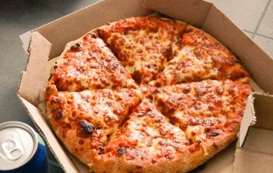 Verregaande bescherming van pizzakoerier die viel door gladde banden