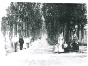 Tegen het einde van de Eerste Wereldoorlog was de huidige Wilhelminalaan (toen nog Wilhelminastraat) nog niet geheel bestraat. Van ‘Overpost’ uit rechtsaf had de straat als eerste laan nog aan weerszijden hoge bomen. De vrouwen droegen hun Rijnlands Kostuum met kap.